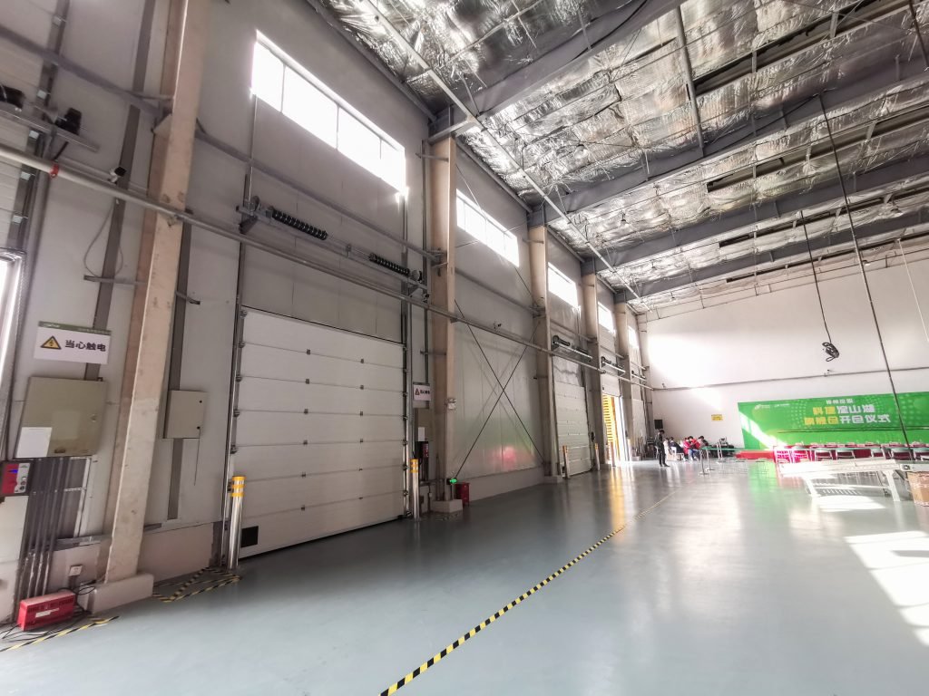 Industrial sectional overhead doors