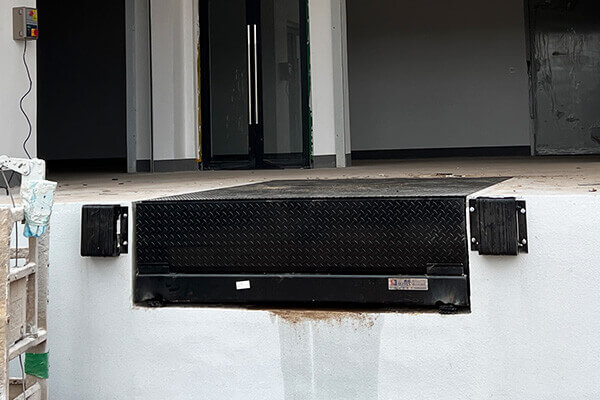 hydraulic dock levelers