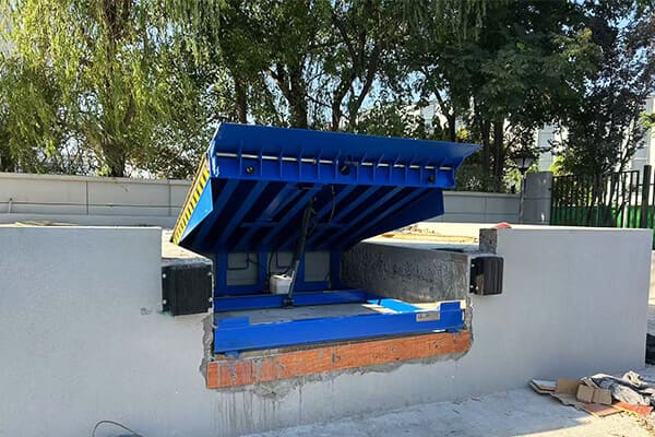 hydraulic dock leveler