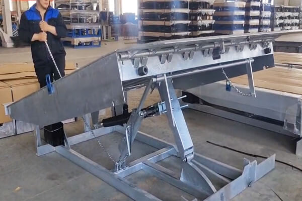 mechanical dock leveler