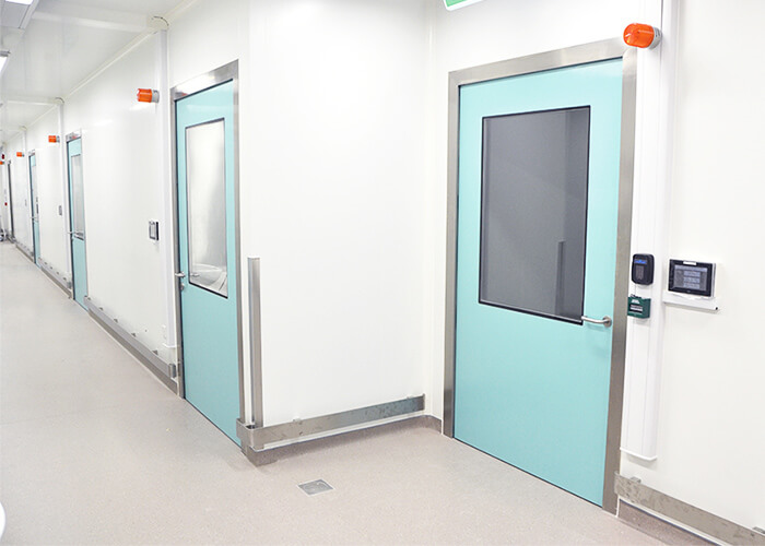 cleanroom swing door pic